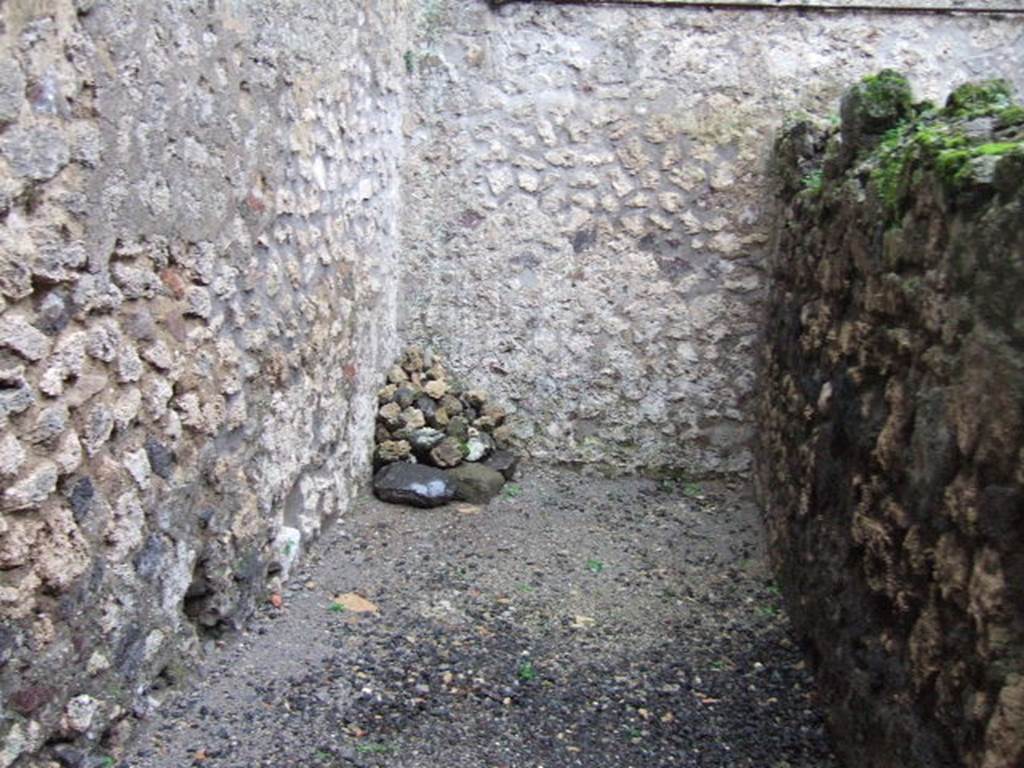 VII.1.46 Pompeii. December 2005. South end of rear room �a�.