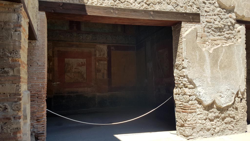 VII.1.47 Pompeii. August 2023.
Looking north through doorway into Exedra 10, in north-west corner of atrium. Photo courtesy of Maribel Velasco.