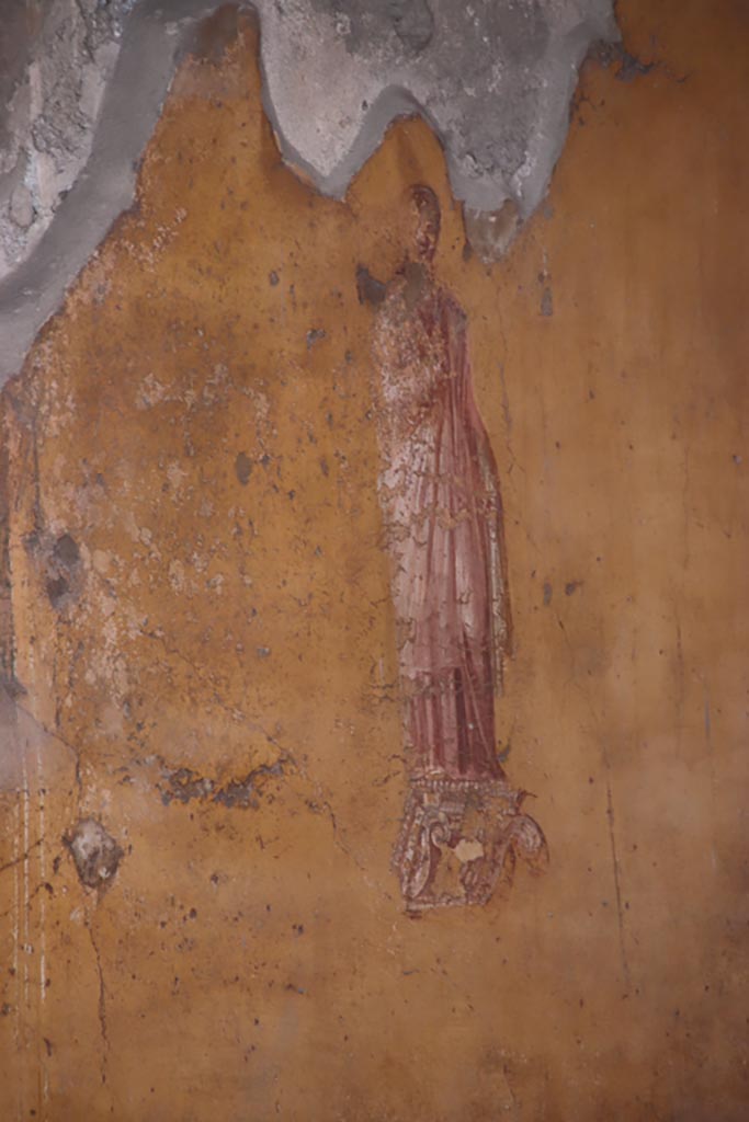 VII.1.47 Pompeii, October 2023.
Exedra 10, west wall in north-west corner, painted Muse Polyhymnia. Photo courtesy of Klaus Heese.