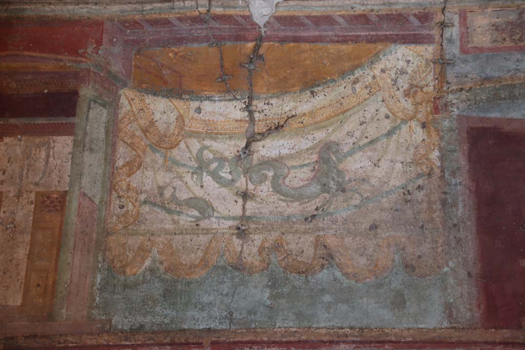 VII.1.47 Pompeii. September 2017. Exedra 10, detail from upper north wall at west end.
Photo courtesy of Klaus Heese.