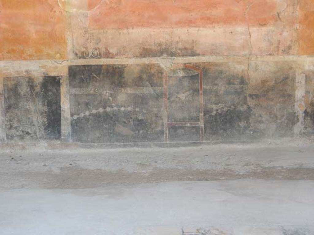 VII.1.47 Pompeii. May 2017. Exedra 10, black painted zoccolo (dado) on lower centre of north wall. Photo courtesy of Buzz Ferebee.
