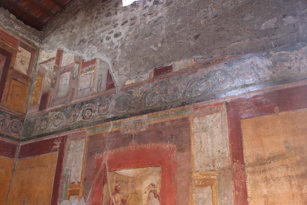 VII.1.47 Pompeii. September 2017. Exedra 10, upper north-east corner and upper east wall.
Photo courtesy of Klaus Heese.