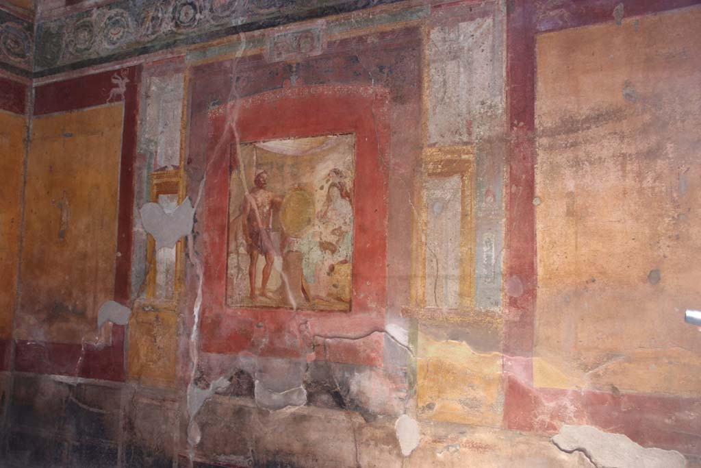 VII.1.47 Pompeii. September 2017. Exedra 10, looking towards the east wall, painting of Thetis at the forge of Hephaestus receiving the shield for Achilles.
Photo courtesy of Klaus Heese.
