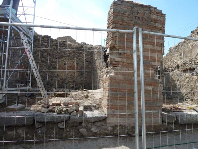 Pompeii. Via degli Augustali looking west from Via Stabiana at side wall of VII.2.1 (on right)
