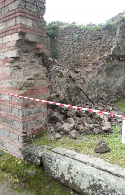 Pompeii. December 2007. Water tower base at VII.2.1. In June 1846, graffiti was found on the right side of the Via, either on the water tower base or following it on the north-east side of VII.1. Painted in red was

Gavium Rufum
II vir(um)
o(ro) v(os) f(aciatis)    [CIL IV 650]

See Pagano, M. and Prisciandaro, R., 2006. Studio sulle provenienze degli oggetti rinvenuti negli scavi borbonici del regno di Napoli.  Naples : Nicola Longobardi.  (p. 162)
