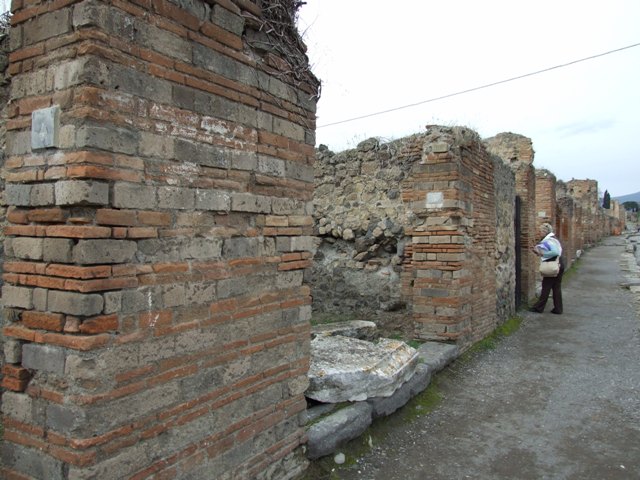 VII.2.5 Pompeii.  Shop.  May 2005.  Entrance.