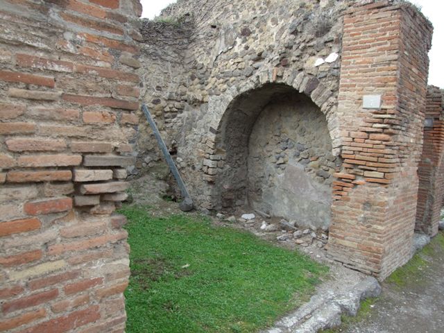 VII.2.7 Pompeii.  Shop.  May 2005.  Painted plaster in arched niche under stone staircase on north wall.