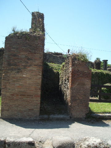 VII.2.8 Pompeii. May 2005. Stairs to dwelling on upper floor.