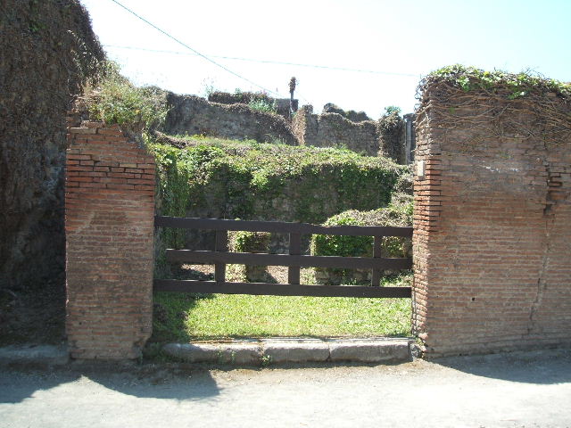 VII.2.9 Pompeii. Small shop. December 2007. Entrance and north wall.