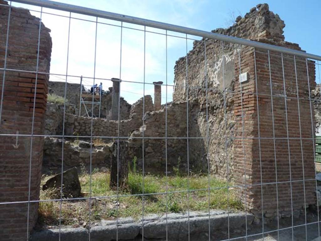 VII.2.10 Pompeii.  Shop.  December 2007.   South wall.