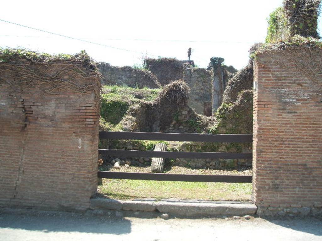 VII.2.10 Pompeii.  Shop.  December 2007.  North wall.