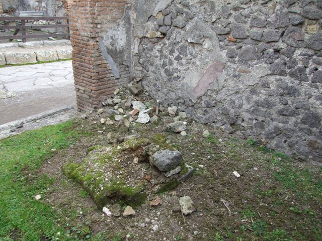 VII.2.12 Pompeii. December 2007. Niche in west wall. According to Boyce, this arched niche had walls coated with white stucco and decorated with broad red bands. Fiorelli called it la nicchia de’ Penati.
See Boyce G. K., 1937. Corpus of the Lararia of Pompeii. Rome: MAAR 14. (p.61, 248)
See Pappalardo, U., 2001. La Descrizione di Pompei per Giuseppe Fiorelli (1875). Napoli: Massa Editore. (p.81)