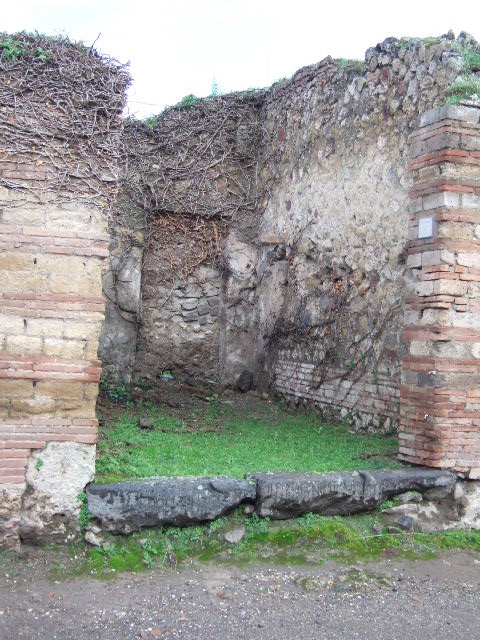 VII.2.13 Pompeii.  Shop with dwelling.  December 2007.  North wall, with walled up door to atrium of VII.2.14 in north west corner.