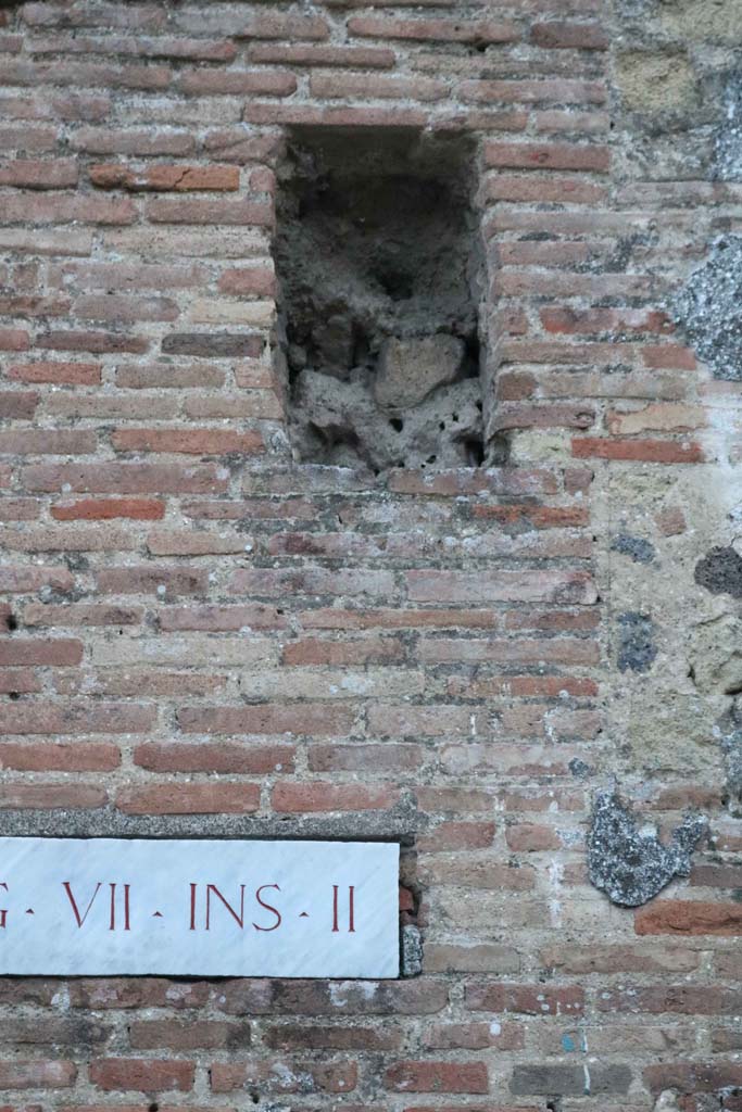 VII.2.15 Pompeii. December 2018.
Looking south on Vicolo del Panetierre towards upper recess in exterior wall.
Photo courtesy of Aude Durand.