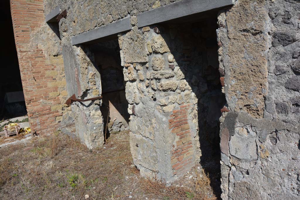 VII.2.16 Pompeii. October 2019. Looking north-east on east portico, with doorways to oecus 3, on left, and rooms 4, 5 and 6.
Foto Annette Haug, ERC Grant 681269 D�COR.
