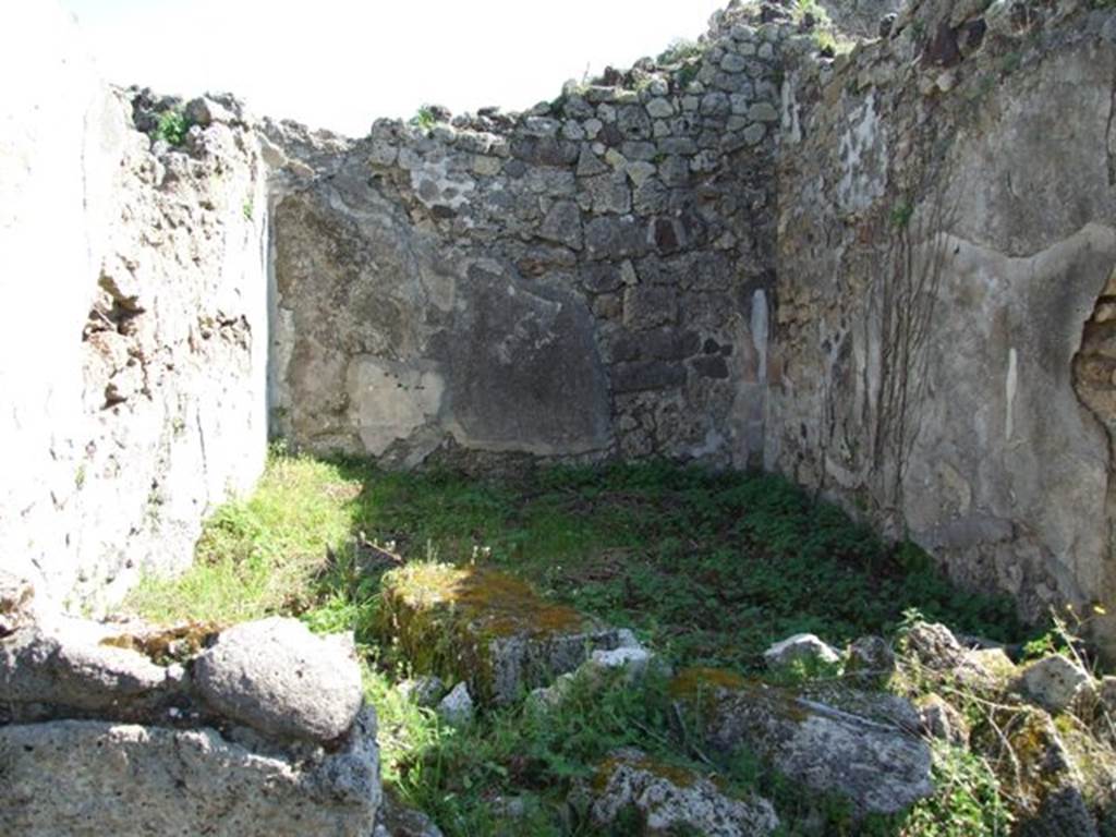 VII.2.16 Pompeii. March 2009. Room 8, oecus. Looking east.
According to PPM, 
�Cubiculum �u�: of the white mosaic flooring only a few tesserae remain under the north wall, whilst the doorway threshold of the room was perfectly preserved�. 
See Carratelli, G. P., 1990-2003. Pompei: Pitture e Mosaici. VI, 6. Roma: Istituto della enciclopedia italiana, (p.574).
Both PPM and Pernice describe this room as a cubiculum.

