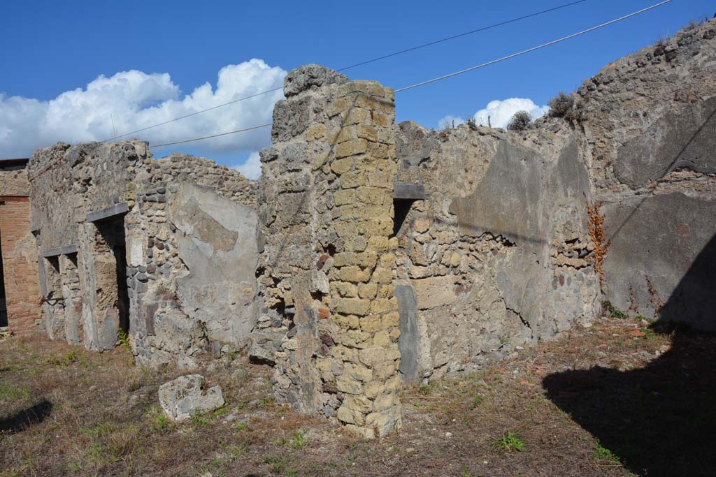 VII.2.16 Pompeii. October 2019. Looking north-east along east portico, from room 9, on right.
Foto Annette Haug, ERC Grant 681269 D�COR.
