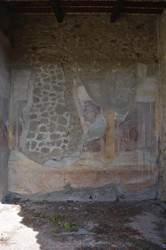 VII.2.16 Pompeii. October 2019. Oecus 10, looking across flooring towards east wall.
Foto Annette Haug, ERC Grant 681269 D�COR.
