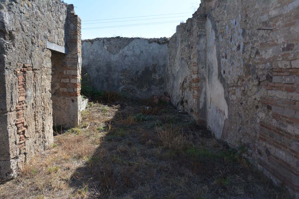 VII.2.16 Pompeii. October 2019. Room 15, looking south to small unroofed area on south side of east portico.
Foto Annette Haug, ERC Grant 681269 D�COR.
