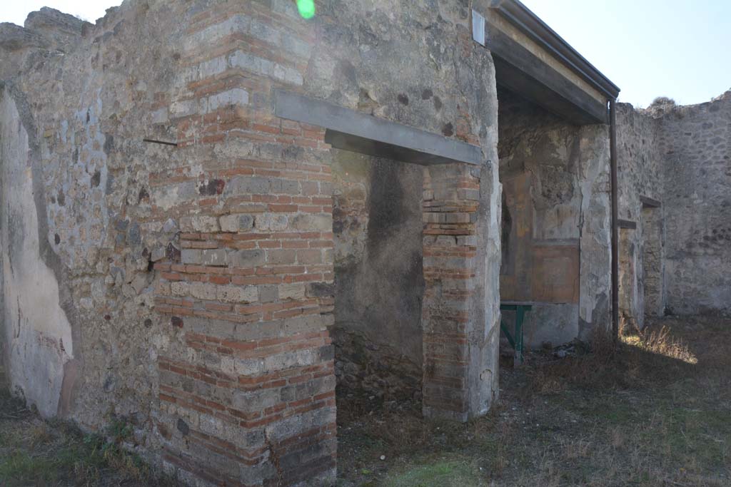 VII.2.16 Pompeii. March 2009. Doorway to room 17, exedra with decorated stucco on entrance pilasters.