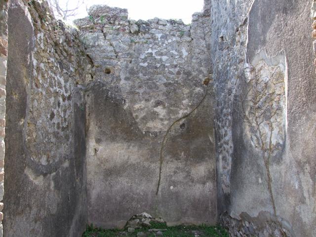 VII.2.16 Pompeii.  March 2009.  Room 17.  Exedra.  West wall and with entrance pilaster with remains of decorated stucco.