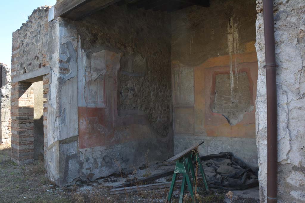 VII.2.16 Pompeii. Room 17, detail from painting on west wall of exedra.  
The basket of fruit brought as a gift.
