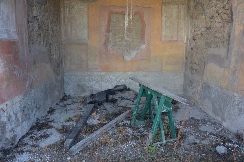 VII.2.16 Pompeii. Room 17, detail from painting on west wall of exedra.  
The bride Hippodamia and a hand maid.
