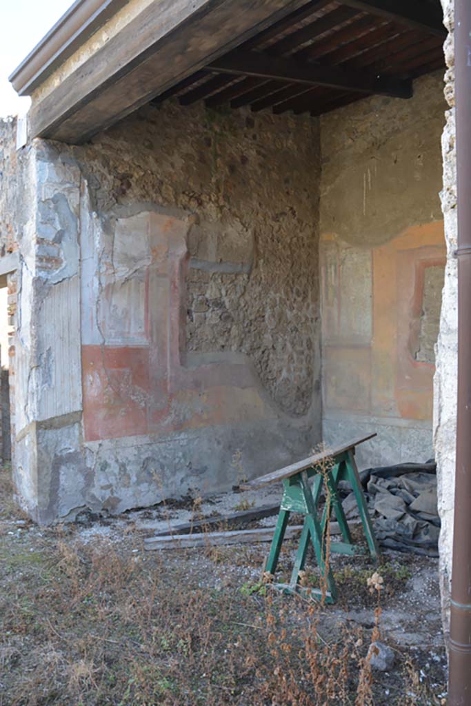 VII.2.16 Pompeii. Room 17, detail from painting on west wall of exedra.  
Guests at the wedding.
