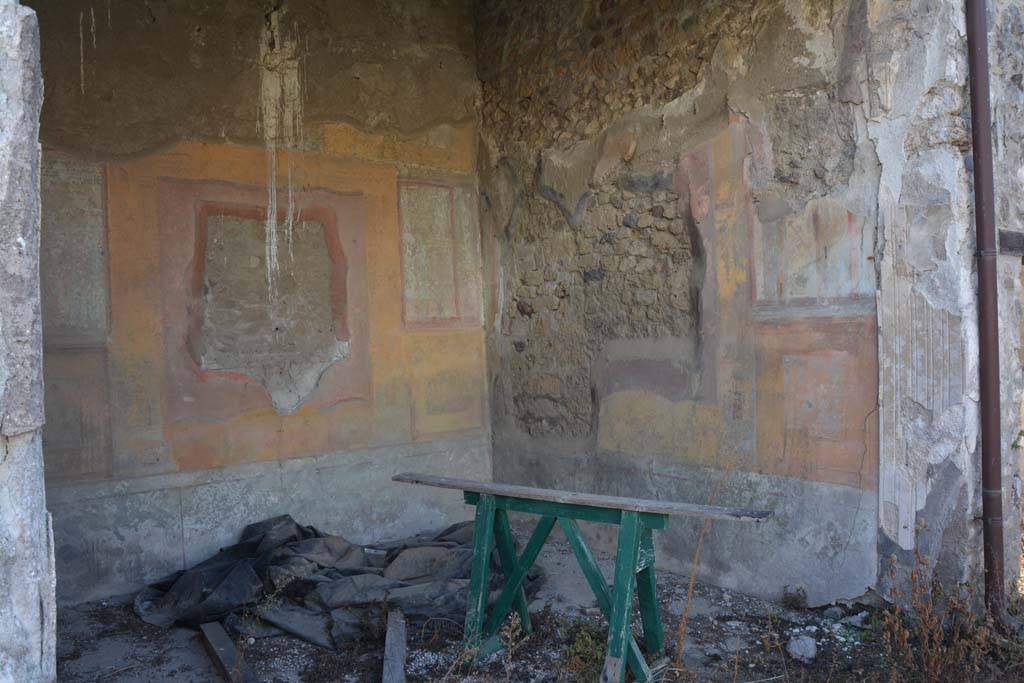 VII.2.16 Pompeii. October 2019. Exedra 17, looking towards south wall, south-west corner and west wall.
Foto Annette Haug, ERC Grant 681269 D�COR.
