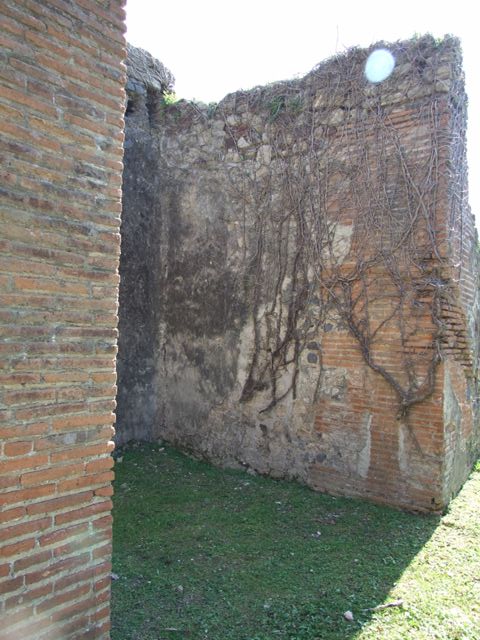 VII.2.18 Pompeii. March 2009. Room 4, north wall of cubiculum. According to Sogliano, found on this wall was a painting of a sacred landscape with herm. It showed a herm of Priapus, a column with an urn on top and suspended from it was a bronze shield. There were also several goats near a stream shaded by trees and three bronze statues on a wide base.
See Sogliano, A., 1879. Le pitture murali campane scoverte negli anni 1867-79. Napoli: (p. 48, no: 228)