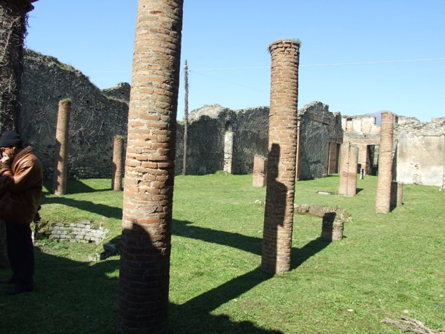 VII.2.18 Pompeii. March 2009. Pool with semicircular edge on the north side of the peristyle.