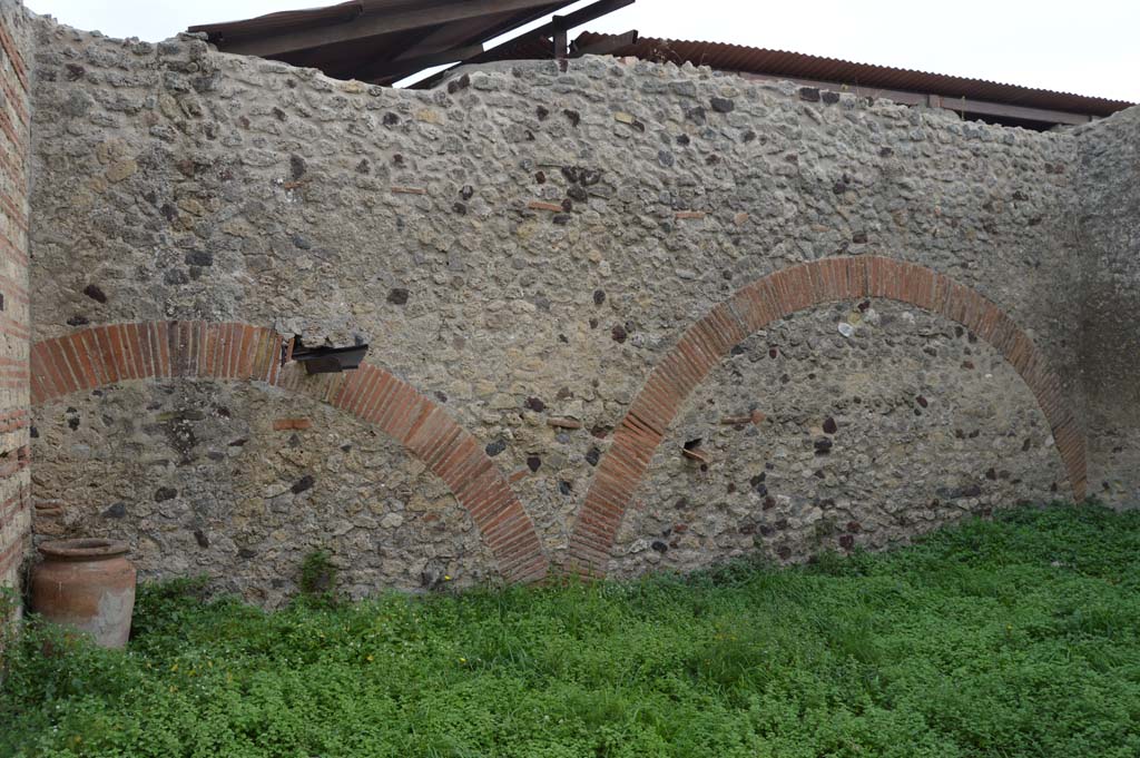 VII.2.18 Pompeii. October 2017. Room 17, east wall of exedra.
Foto Taylor Lauritsen, ERC Grant 681269 D�COR.
