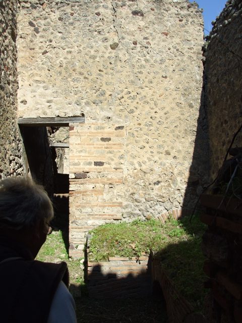 VII.2.18 Pompeii. March 2009. Room 17, south-east corner of exedra.