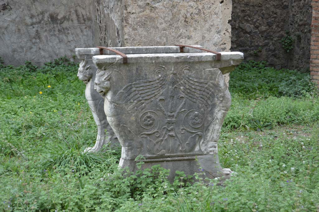 VII.2.18 Pompeii. October 2017. Room 1, atrium. Looking towards east side of marble table legs of winged panthers.
Foto Taylor Lauritsen, ERC Grant 681269 DÉCOR.