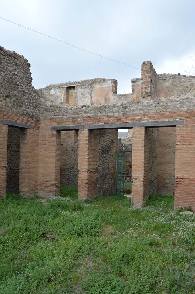 VII.2.18 Pompeii. October 2017.
Room 1, looking north across atrium towards entrance doorway, in centre.
Above the rooms on the north side of the atrium was an upper floor with rooms reached from VII.2.19.
Foto Taylor Lauritsen, ERC Grant 681269 DÉCOR.