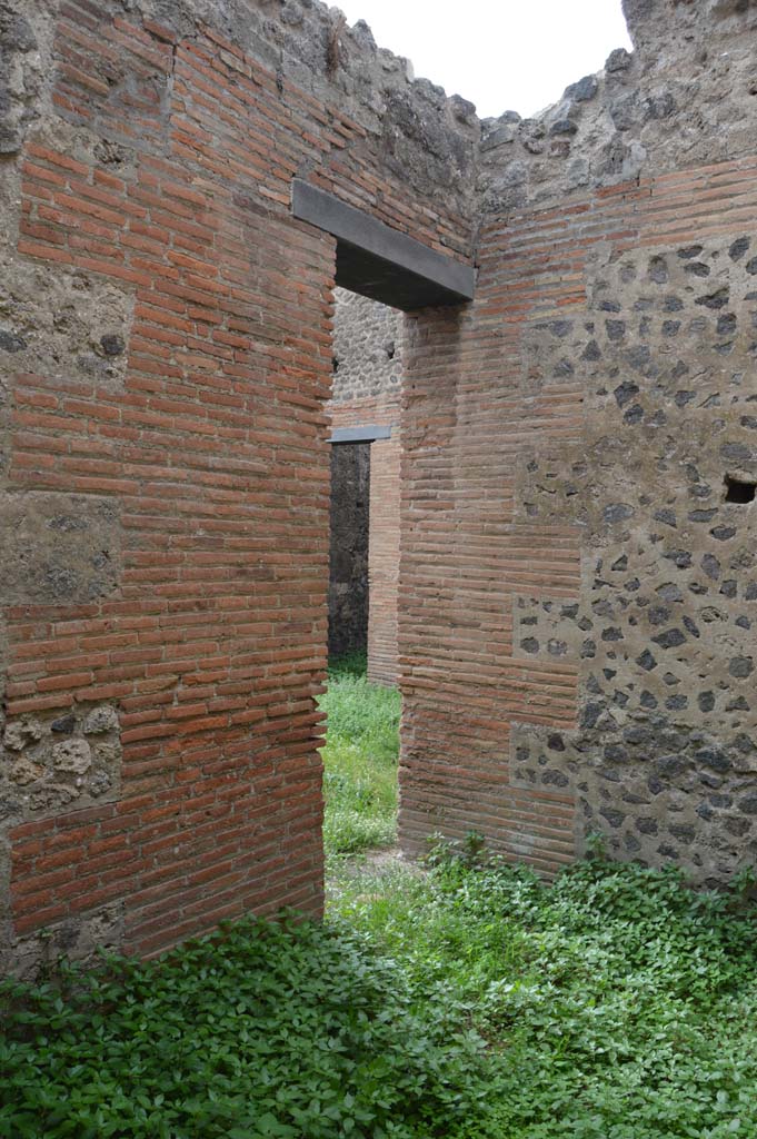 VII.2.18 Pompeii. October 2017.
Room 2, south-west corner with doorway from room into atrium.
Foto Taylor Lauritsen, ERC Grant 681269 DÉCOR.