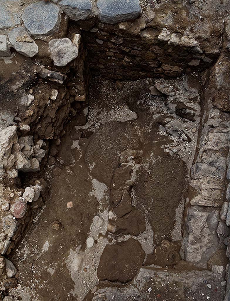 Fig. 39 – Pompéi, boulangerie VII 2, 22 – Vue générale de l’espace souterrain lors de l’arrêt du dégagement.
La paroi effondrée à gauche (à l’est) laisse apparaître un probable mur de refend est-ouest. Les restes effondrés du sol de béton sont visibles au premier plan (vue du nord).
Cliché : F. Pauvarel – EFR.