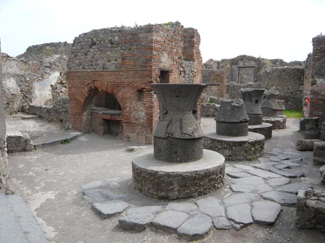 VII.2.22 Pompeii. December 2006. Interior of the oven.