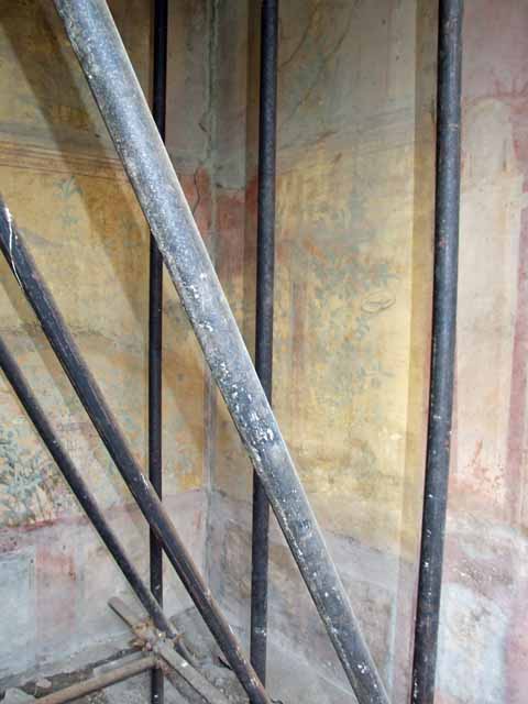 VII.2.25 Pompeii. March 2009. Viridarium, east end of south wall. Painting of plant with bird and a Delphic tripod.