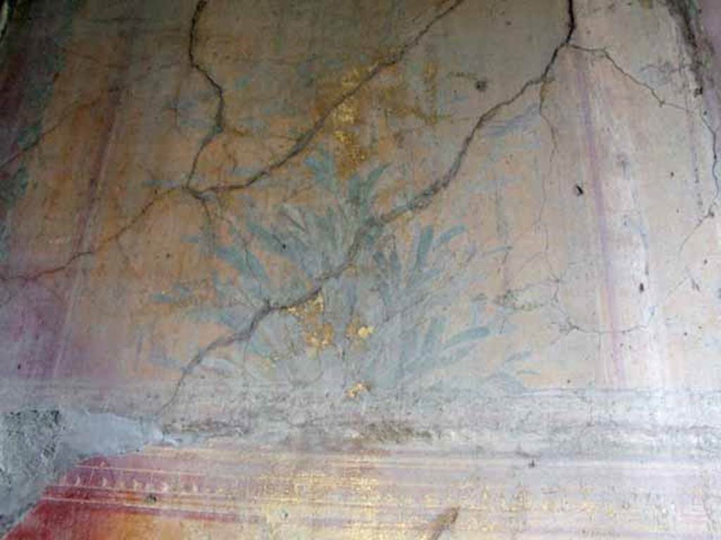 VII.2.25 Pompeii. March 2009. Viridarium, upper zone of east end of south wall.
Painting of plant and bird.