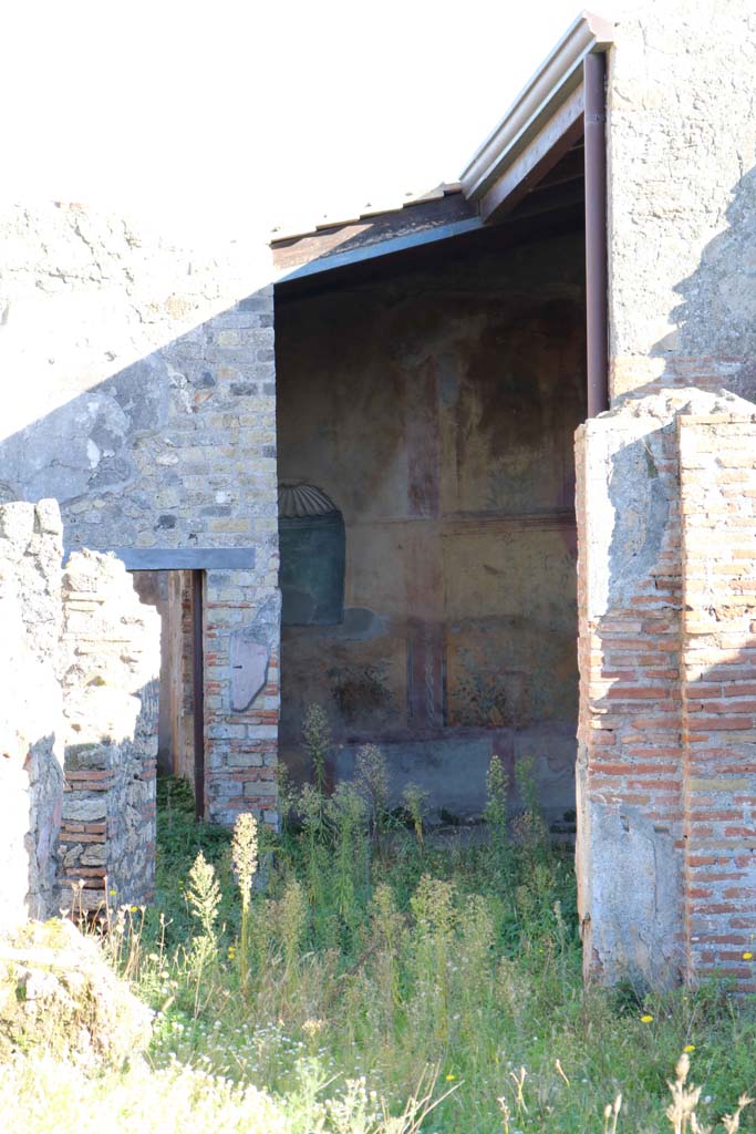VII.2.25, Pompeii. December 2018.
Looking east across garden area towards niche in east wall. Photo courtesy of Aude Durand.