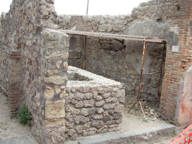 VII.2.26 Pompeii. December 2004. Looking east from entrance.
