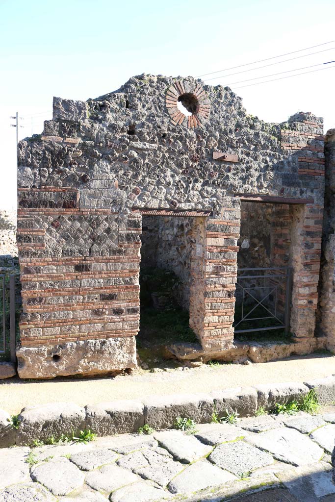 VII.2.29, Pompei, on right, with VII.2.28, on left. December 2018.
Looking east to doorways. Photo courtesy of Aude Durand.