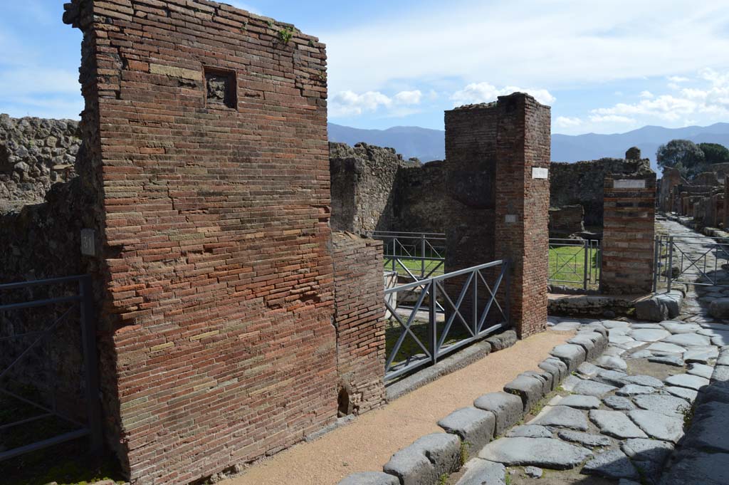 VII.2.32 Pompeii. March 2018. 
Looking south towards entrance doorway on corner of Vicolo Storto, at junction with Via degli Augustali, and Vicolo di Eumachia, on right ahead.
Foto Taylor Lauritsen, ERC Grant 681269 D�COR.
