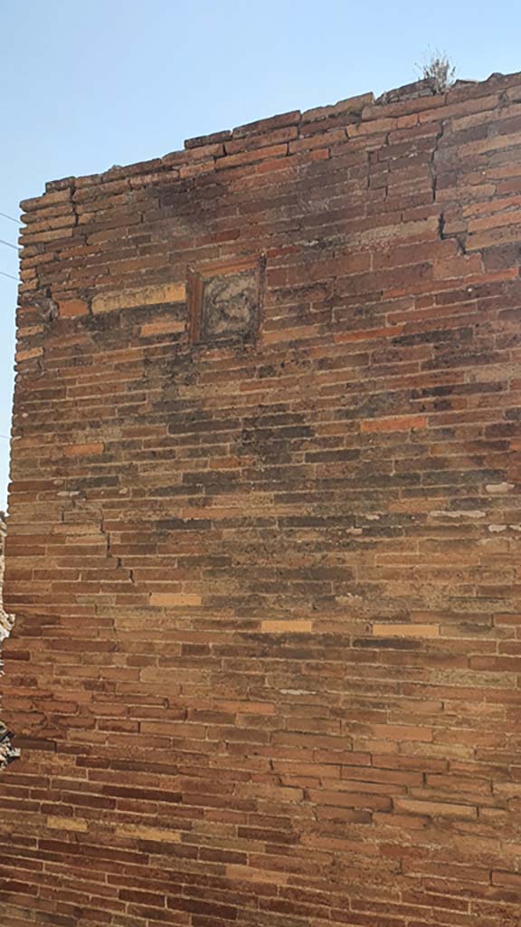 VII.2.32 Pompeii. July 2021.
Pilaster between VII.2.31, on left, and VII.2.32, on right, with terracotta plaque.
Foto Annette Haug, ERC Grant 681269 D�COR.

