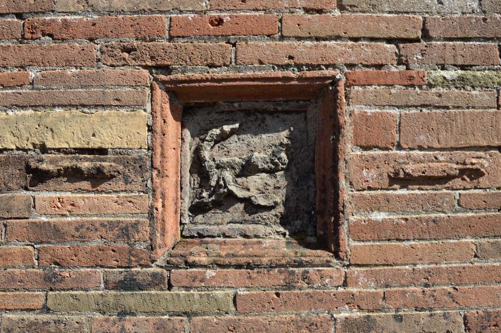 VII.2.32, Pompeii. March 2018. Plaque showing a flying phallus, between two others on wall between VII.2.31 and VII.2.32.
Foto Taylor Lauritsen, ERC Grant 681269 D�COR.
