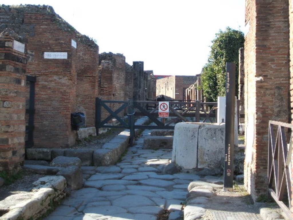 Pompeii. Via degli Augustali looking west from VII.2.33
