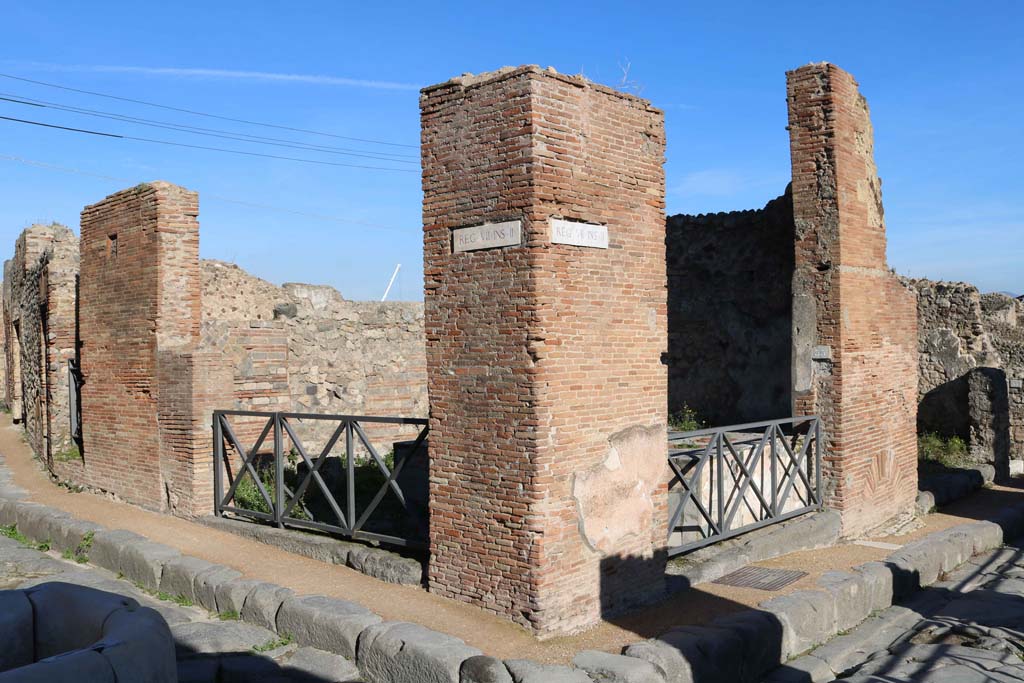 VII.2.33, Pompeii, on right, with VII.2.32, on left. December 2018.
Looking towards corner of junction with Vicolo Storto, on left, and Via degli Augustali, on right. Photo courtesy of Aude Durand.