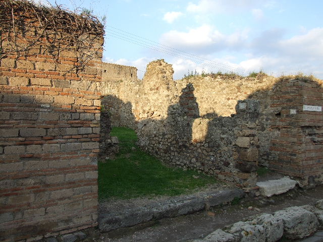 VII.2.37 Pompeii. December 2005. Looking north into shop entrance.