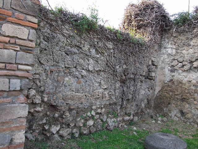 VII.2.37 Pompeii. May 2006. Doorway from atrium of VII.2.38, looking south-west into shop.